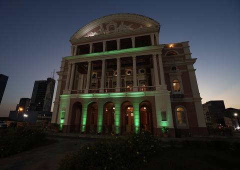 Iluminação no Teatro Amazonas marca início do Setembro Verde de inclusão de PcDs