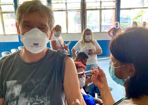 Serginho Groisman recebe primeira dose da vacina contra Covid-19