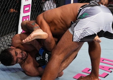 Ronaldo Jacaré quebra o braço ao ser finalizado no UFC 262 nos EUA