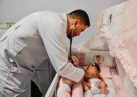 Gêmeas siamesas seguem com acompanhamento médico em casa em Manaus