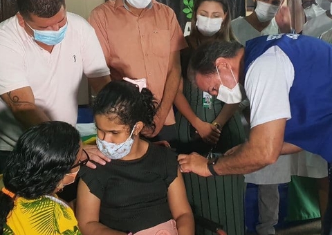 Menina que sobreviveu à Covid é a 1ª adolescente vacinada do interior do AM