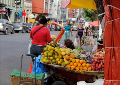 Ambulantes que atuavam na orla de Manaus começam a ser realocados