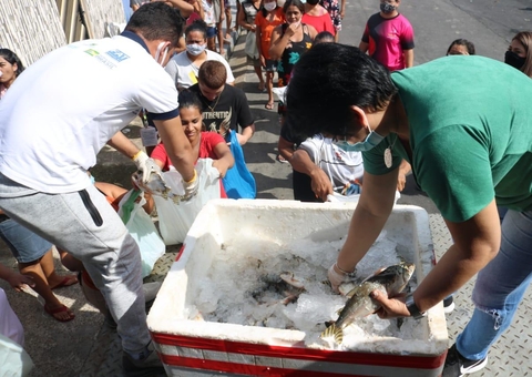 Ação distribui 21 toneladas de peixes em Manaus e Presidente Figueiredo