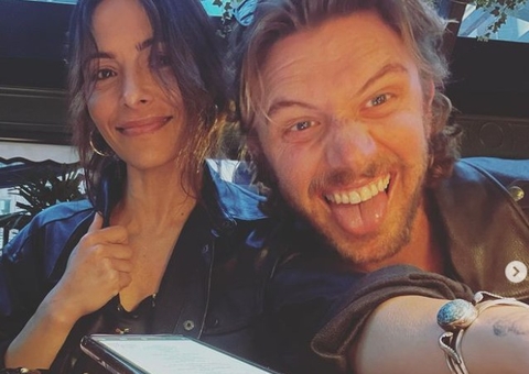 Atores de SexLife que protagonizam cenas de sexo, namoram na vida real