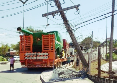 Caminhão arranca poste e bloqueia trecho de avenida em Manaus