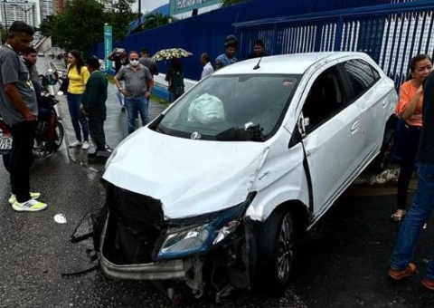 Carro derruba poste e deixa trânsito caótico em Manaus