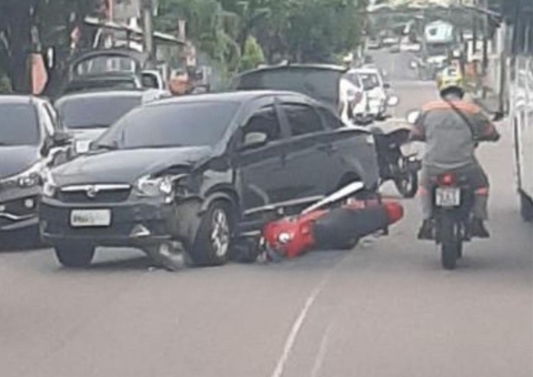 Acidente: Carro atropela e deixa motociclista ferido em avenida de Manaus