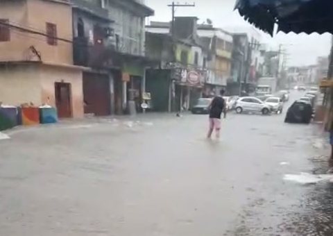Moradores se desesperam ao verem água invadir casas durante chuva em Manaus