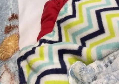 Polícia encontra fotos de bebê amarrado e sujo de fezes em telefone de diretora de escola 