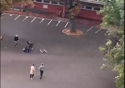 Professor é morto a facadas durante ataque à escola na França