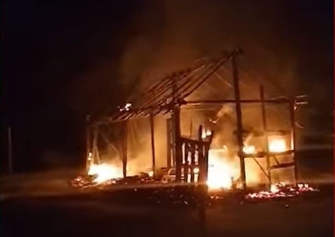 Indígena ateia fogo em casa com esposa e três filhos dentro no Amazonas