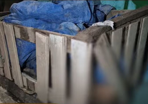 Enrolado em lona, corpo de homem é abandonado na calçada de rua em Manaus