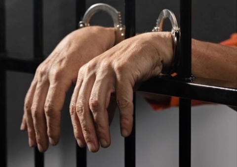 Trio é preso ao ser flagrado desmanchando motocicletas roubadas em Manaus