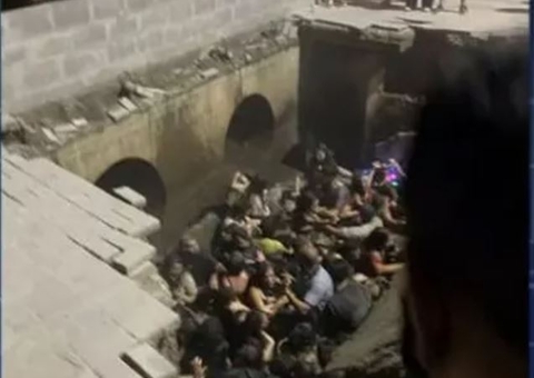 Cratera se abre e engole 30 pessoas durante evento de Natal