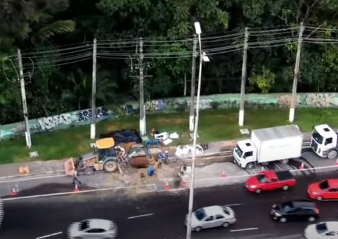 Cratera e obra emergencial complicam trânsito na rotatória do Coroado 
