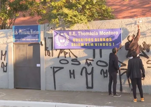 Emoção e medo marcam retorno de alunos à escola onde adolescente matou professora 