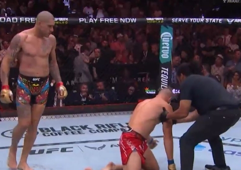 Brasileiro Alex Poatan massacra Jiri Prochazka com nocaute e garante cinturão no UFC