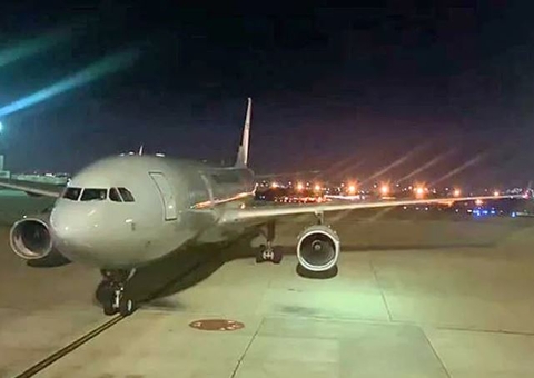 Avião com 209 brasileiros resgatados em Gaza chega ao Rio de Janeiro