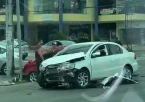 Acidente entre carros deixa homem ferido em avenida de Manaus