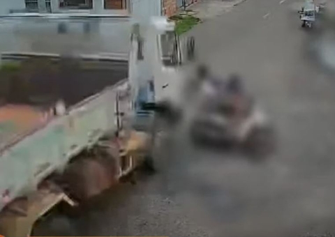 Passageira fica ferida ao ser lançada de moto em acidente com caçamba em Manacapuru