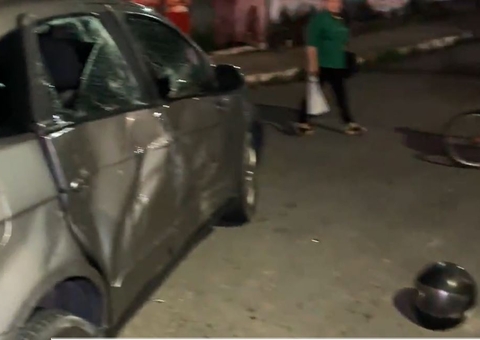 Mulher fica ferida em acidente violento entre carro e moto em Manaus