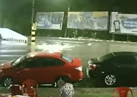 Carro atropela e mata criança que atravessava avenida com a mãe em Manaus