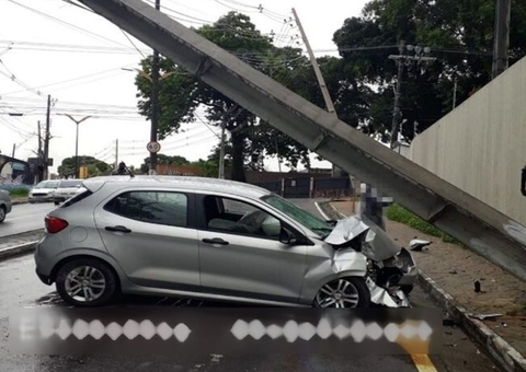 Carro 'arranca' poste e deixa trânsito caótico em Manaus