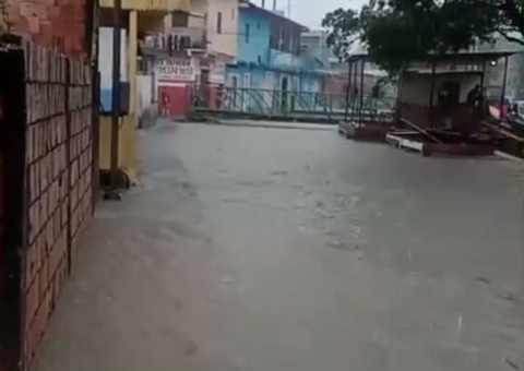 Rua vira rio e moradores encontram cobra dentro de casa durante enxurrada no Petrópolis