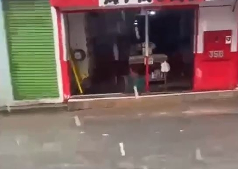 Chuva inunda rua e alaga comércios no Centro de Manaus, veja vídeo