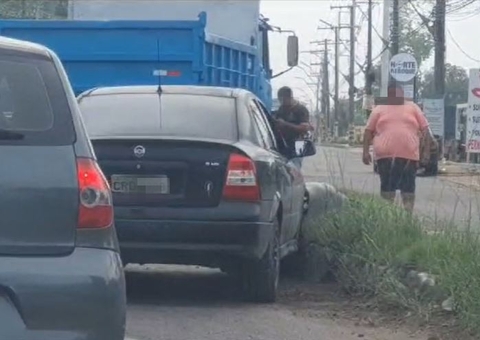 Acidente entre carro e caçamba trava trânsito na Av. Torquato Tapajós 