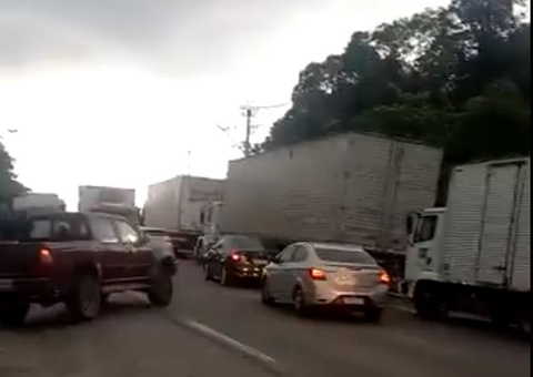 Manifestação bloqueia BR-174 e deixa estrada caótica no Amazonas