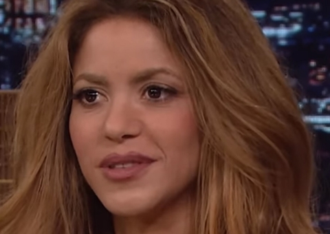 Shakira é flagrada chorando durante passeio com os filhos