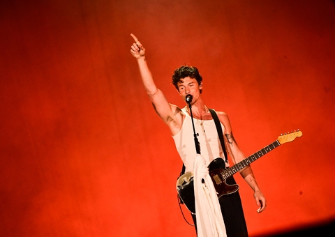Shawn Mendes canta samba, tira camisa e abre o coração no Rock in Rio 