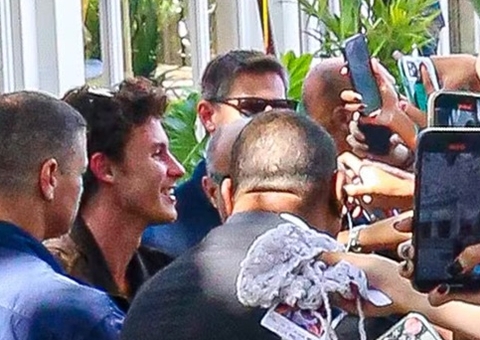 Shawn Mendes deixa hotel no Rio para evento do príncipe William