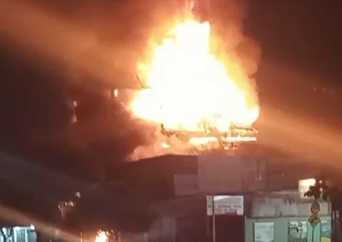 Incêndio destrói depósito em avenida de Manaus