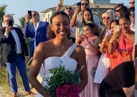 Sheron Menezzes e Saulo Camelo se casam em praia do Rio de Janeiro