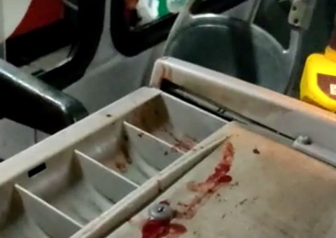 Criminosos esfaqueiam mãos de cobradora durante assalto a ônibus em Manaus