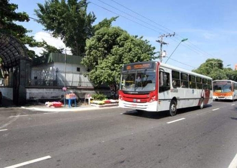 Linhas de ônibus terão reforço para visitação em cemitérios de Manaus no Dia de Finados