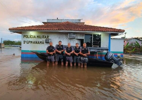 Delegacia é inundada pela cheia e presos são transferidos no Amazonas