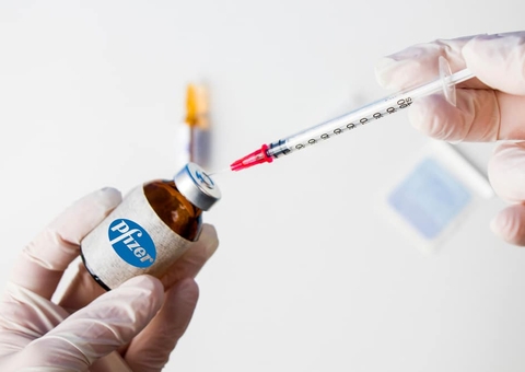 Pfizer afirma que vacina é 100% eficaz em adolescentes de 12 a 15 anos 