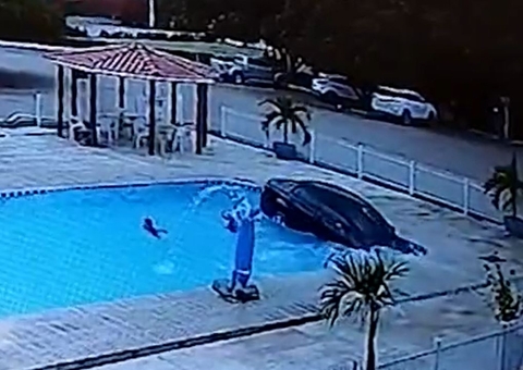 Carro despenca em piscina de hotel e quase esmaga crianças; Veja vídeo