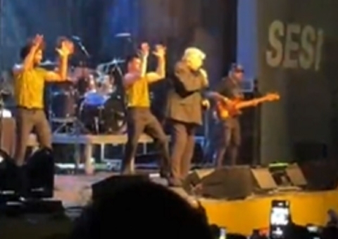 Sidney Magal passa mal durante show e é retirado do palco