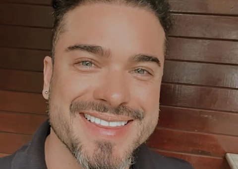 Sidney Sampaio aparece usando muletas e concede entrevista após queda de andar de hotel