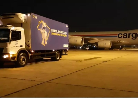 Carga de insumos para produção de vacinas da AstraZeneca chega ao Brasil