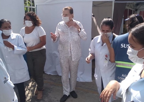 Aos 90 anos, Silvio Santos é vacinado contra covid-19