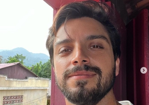 Rodrigo Simas aparece completamente nu em peça; vídeo