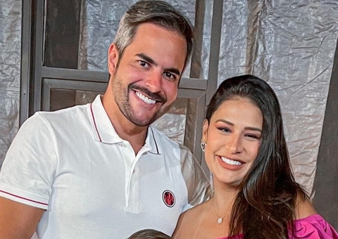 Simone e Kaká Diniz mostram foto da filha, Zaya