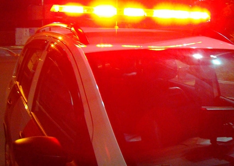 Homem se descontrola ao ver ex com novo namorado e tenta matá-la a facadas em Manaus