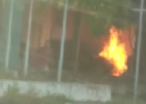 Vídeo: Veículo é incendiado no estacionamento do 13º DIP, em Manaus  