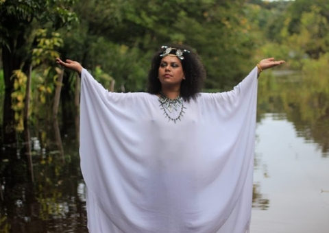 Em show intimista, cantor Sísi Rolim estrela live 'Flor que não se cheira'